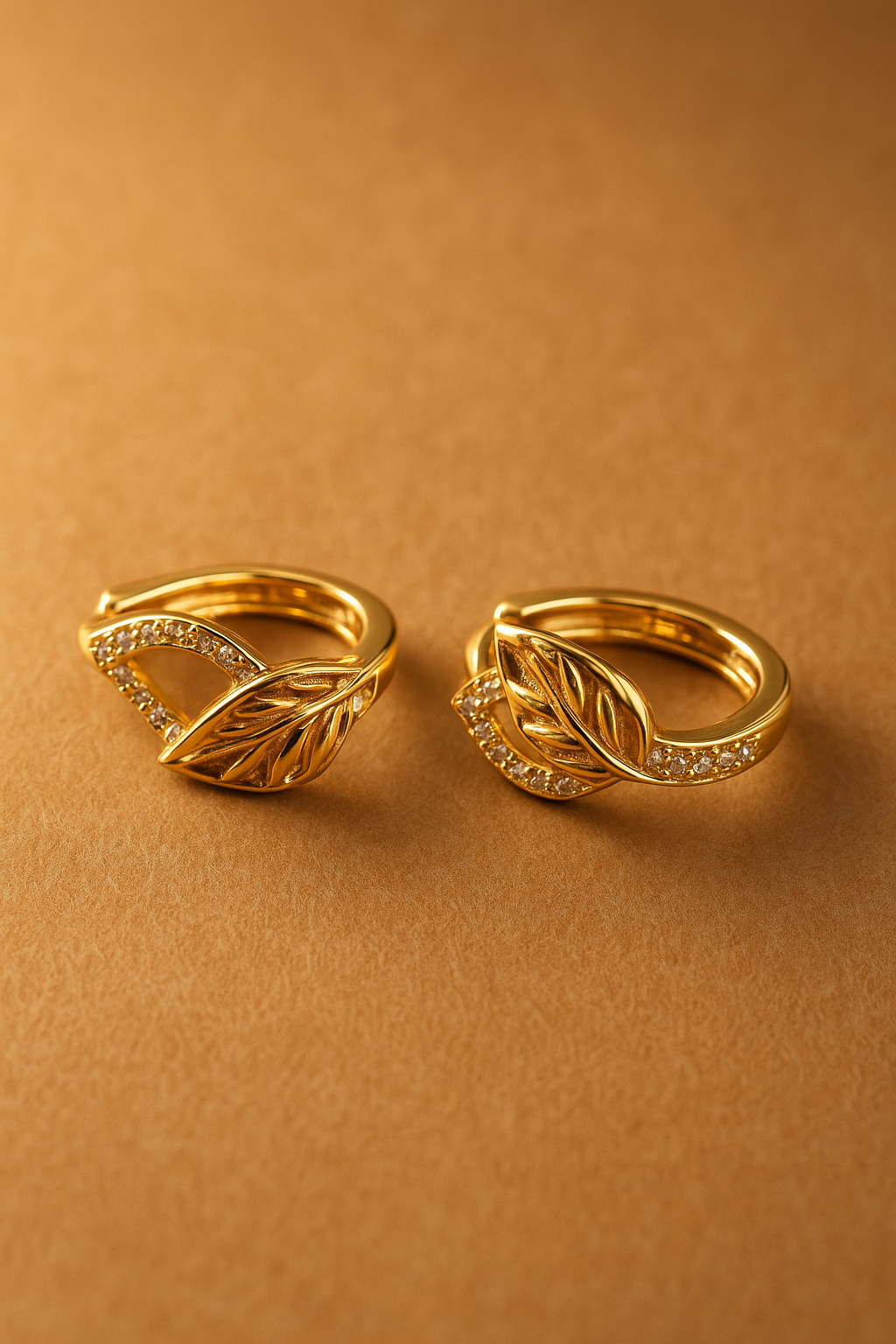 Aretes Oro Laminado Forma de Hoja con Piedras Brillantes