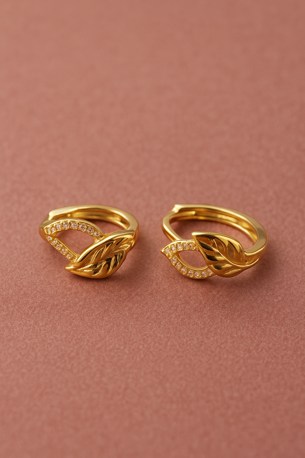 Aretes Oro Laminado Forma de Hoja con Piedras Brillantes