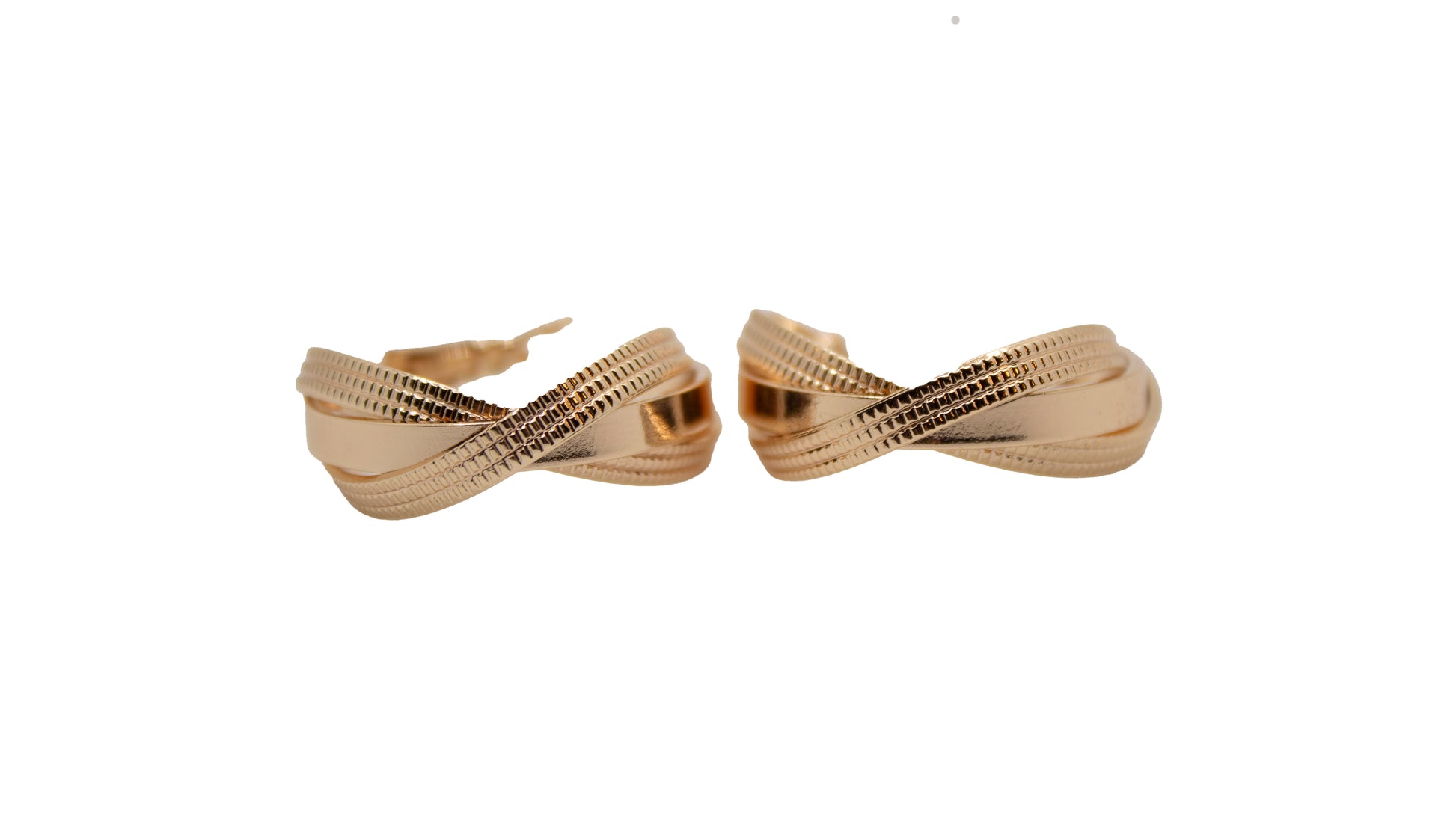 Aretes Dorados Tipo Trenzado en Oro Laminado – Modelo Clásico