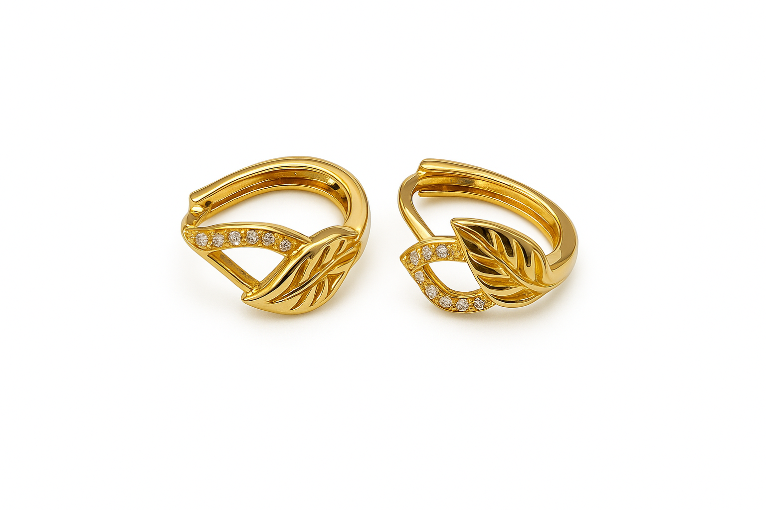 Aretes Oro Laminado Forma de Hoja con Piedras Brillantes